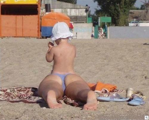 A funny picture that looks like a kid has a womans butt